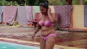 Hot Sexy Bikini Bhabhi Nude Bathing