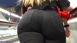 A plump teen with a round ass, perfectly highlighted in a narrow jeans