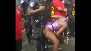 Popozuda Negra Sarrando no Policial em Evento de Rua