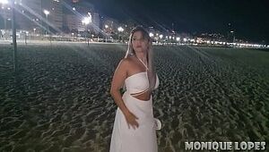 Tarada de Copacabana Monique Lopes em plena Praia dando a Bucetinha e Tomando Porra  de Estranho  Alexswingrj